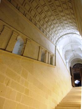 Abbaye de Fontevraud - Grand moûtier - Escalier donnant accès aux salles d'exposition