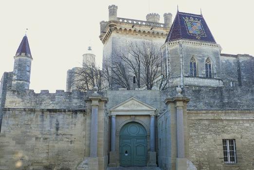 Uzès - Château d'Uzès ou Duché - Entrée du château, tour de la Vicomté, tour Bermonde et chapelle vues de l'hôtel de ville