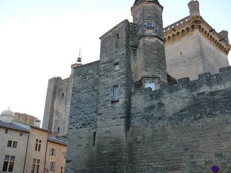 Uzès - Château d'Uzès ou Duché - Tour de la Vicomté, tour Bermonde. Derrière, la tour de l'Evêque et la tour du Roi