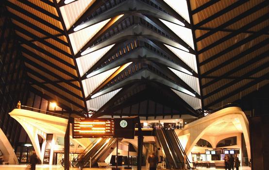 Gare de Lyon-Saint-Exupéry - Intérieur - Vue la nuit