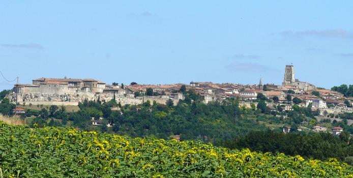 Le site de Lectoure: A gauche l'hôpital sur l'ancier site du château des comtes d'Armagnac, à droite le clocher de l'ancienne cathédrale Saint-Gervais-et-Saint-Protais