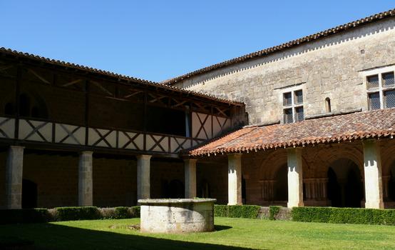 Abbaye Notre-Dame de Flaran - Le cloître et les bâtiments monastiques (salle capitulaire et dortoir des moines)