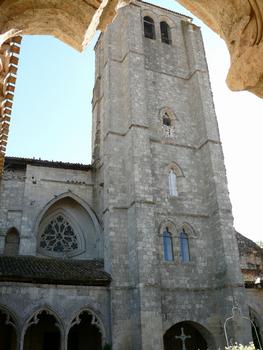 La Romieu - Collégiale Saint-Pierre - La tour carrée du clocher. La base de la tour comprend un escalier à double révolution