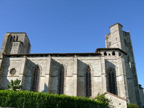 La Romieu - Collégiale Saint-Pierre - L'église et ses deux tours, la tour octogonale près du chevet et la tour carrée du clocher