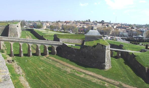 Citadelle de Blaye - Entrée par la porte Dauphine avec demi-lune et pont dormant