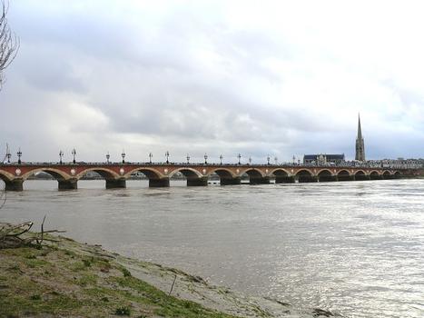 Bordeaux - Pont de Pierre vu depuis le quartier Bastide