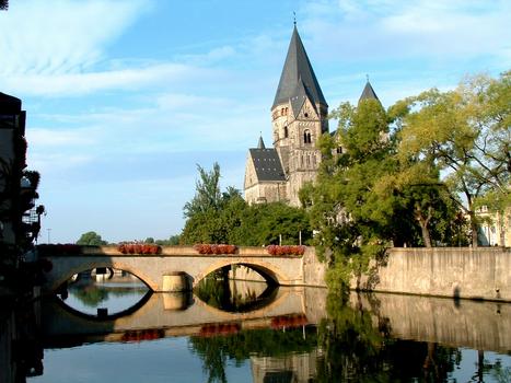 Metz - Île du Petit-Saulcy - Temple Neuf et pont des Roches