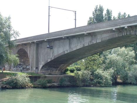 Noisy-le-Grand - Pont ferroviaire sur la Marne:Passerelle - Demi-ouvrage avec clé centrale - Vue de l'amont