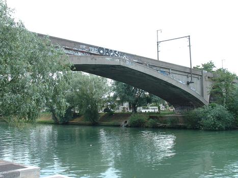Noisy-le-Grand - Pont ferroviaire sur la Marne:Passerelle - Travée sur la Marne avec la passerelle - Vue de l'aval