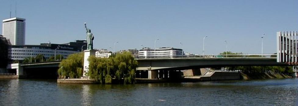 Pont de Grenelle und Freiheitsstatue mit dem Gebäude von Radio France im Hintergrund