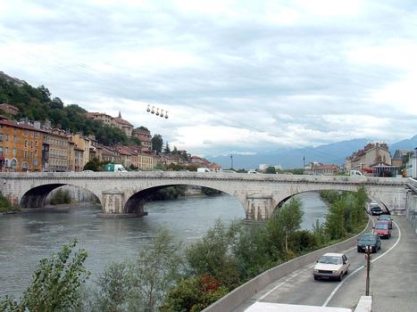 Grenoble - Téléphérique Grenoble-Bastille - Gare inférieure avec les cabines-bulles au-dessus du pont Marius-Gontard