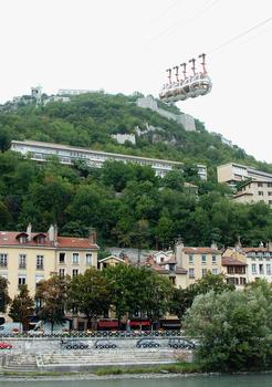 Grenoble - Téléphérique Grenoble-Bastille - Gare supérieure avec un pylône