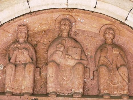 Guebwiller - Eglise Saint-Léger - Tympan: la Vierge et saint Léger de part et d'autre du Christ