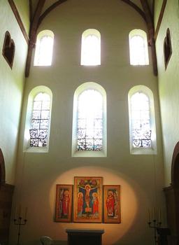 Murbach - Eglise abbatiale Saint-Léger - Choeur - Triptyque représentant la Crucifixion entre un tableau représentant saint Benoît et un autre saint Pirmin