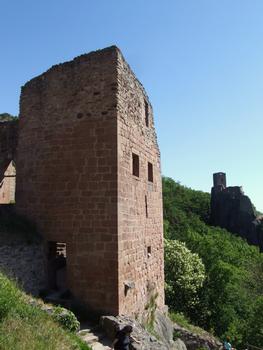 Ribeauvillé - Château Saint-Ulrich (Grand-Ribeaupierre) - Le logis du 12ème siècle, au fond le château de Girstein: Ribeauvillé - Château Saint-Ulrich (Grand-Ribeaupierre) - Le logis du 12 ème siècle, au fond le château de Girstein