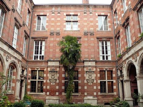 Toulouse - Hôtel Thomas de Montval - Cour avec les vestiges de l'hôtel des Pins