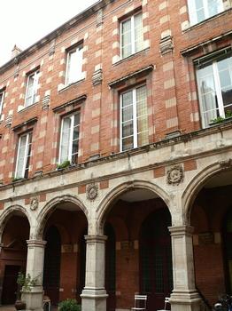Toulouse - Hôtel Thomas de Montval - Cour avec les vestiges de l'hôtel des Pins