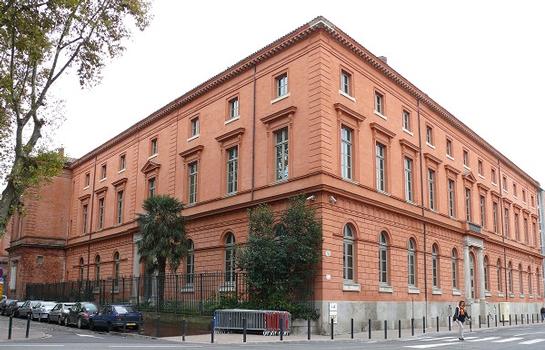 Toulouse - Palais de Justice - Les bâtiments sur la place du Parlement et la place du Salin