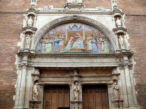 Toulouse - Église Notre-Dame-de-la-Dalbade Portail et tympan en céramique, copie du couronnement de la vierge de Fra Angelico, par Gaston Virebent en 1878