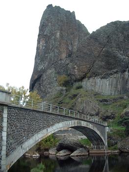 Pont de Prades au-dessus de l'Allier au pied d'une cheminée avec des orgues basaltiques