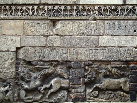 Le Puy-en-Velay - Cathédrale Notre-Dame: Chevet: Frise gallo-romaine et éléments du temple gallo-romain réemployé dans le mur du chevet