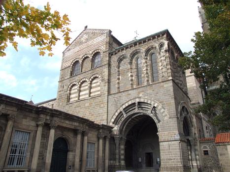 Le Puy-en-Velay - Cathédrale Notre-Dame: Porche du For et bras Sud du transept. L'évêché est à gauche du porche