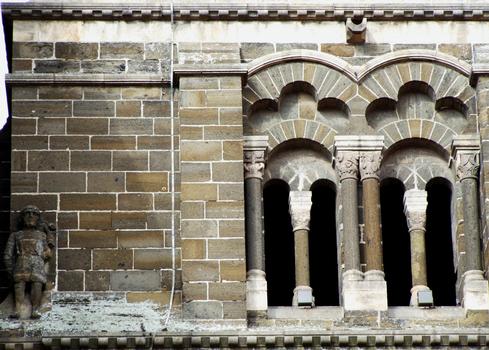 Le Puy-en-Velay - Cathédrale Notre-Dame - Clocher - Arcade jumelée trilobée avec sculpture du troisième étage