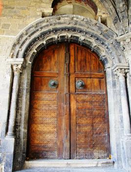 Le Puy-en-Velay - Cathédrale Notre-Dame - Porche du For - Porte donnant sur le bras sud du transept. Elle a été ouverte dans une ancienne fenêtre du 11ème siècle dont il reste des peintures