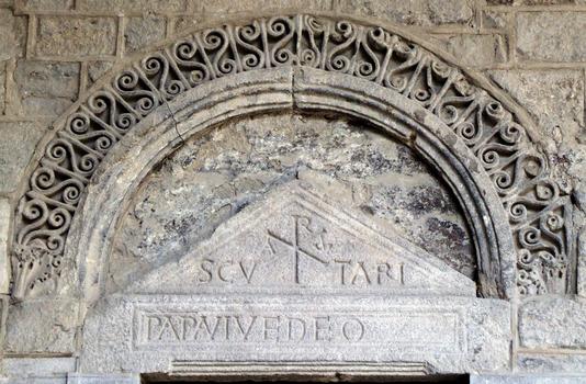 Le Puy-en-Velay - Cathédrale Notre-Dame - Porche du For - Porte papale avec l'inscription paléo-chrétienne invoquant l'évêque Scutaire