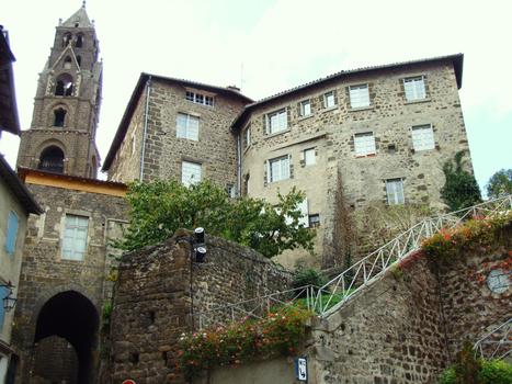 Le Puy-en-Velay - Cathédrale Notre-Dame: Clocher et une des portes donnant accès à la ville haute, cité canoniale, avec la maison du Prévôt