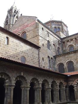 Le Puy-en-Velay - Cathédrale Notre-Dame - Le bras nord du transept avec la galerie orientale du cloître et au-dessus de la salle capitulaire, prolongeant le transept, le logis des clergeons