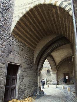 Le Puy-en-Velay - Cathédrale Notre-Dame: Porche du Saint-Jean. A gauche la porte occidentale du baptistère Saint-Jean