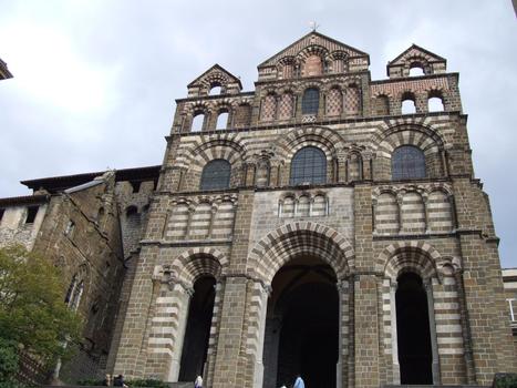 Le Puy-en-Velay - Façade de la cathédrale avec à sa gauche le bâtiment des Mâchicoulis dominant l'ancien Hôtel-Dieu