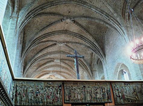 Abbaye de La Chaise-Dieu - Voûte de la nef vue du choeur des moines - Jubé et tapisseries