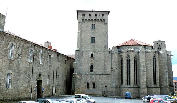 Abbaye de La Chaise-Dieu: Le chevet de l'abbatiale et la tour Clémentine. A gauche, l'entrée vers la place de l'Echo vus de la place Lafayette