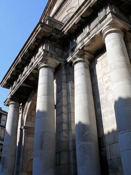 Le Puy-en-Velay - Eglise Saint-Georges (église du Collège des Jésuites) - Les six colonnes doriques ajoutées en façade en 1681-1683