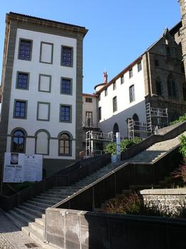 Le Puy-en-Velay - Hôtel-Dieu - L'Hôtel-Dieu à côté du grand degrès de la cathédrale pendant sa restauration
