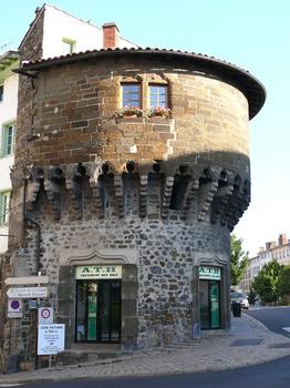 Le Puy-en-Velay - Tour de Pannessac. Elle a été construite au 13 ème siècle par les évêques du Puy, comte du Forez, pour protéger la ville. Une seconde tour, détruite en 1850, formait la porte Royale qui commandait l'entrée de la ville