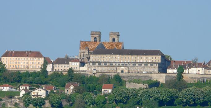Langres - Remparts côté Est avec la cathédrale Saint-Mammès