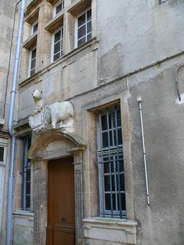 Langres - Hôtel Bichet - Porte Renaissance et le cerf portant un écu