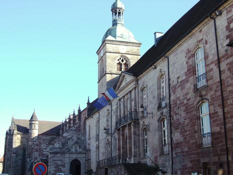 Luxeuil-les-Bains - Ancienne abbaye Saint-Colomban - Ancien palais abbatial du 18ème siècle devant l'église transformé en hôtel de ville