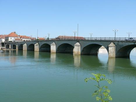 Gray - Pont sur la Saône vu de l'aval. L'écluse est située à l'extrémité gauche de la photo
