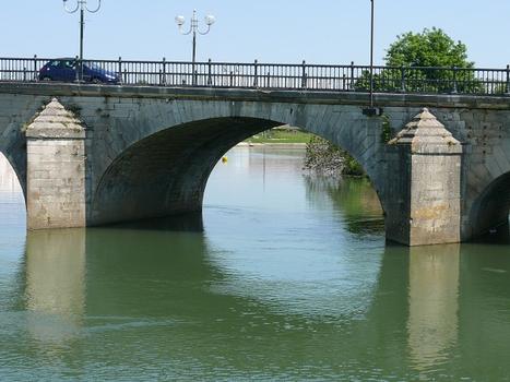 Gray - Pont sur la Saône vu de l'aval. Une travée