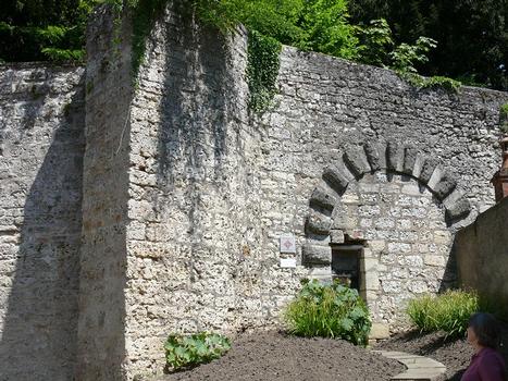 Gray - Musée d'art et d'archéologie Baron Martin - Ancienne porte du château dans le rempart