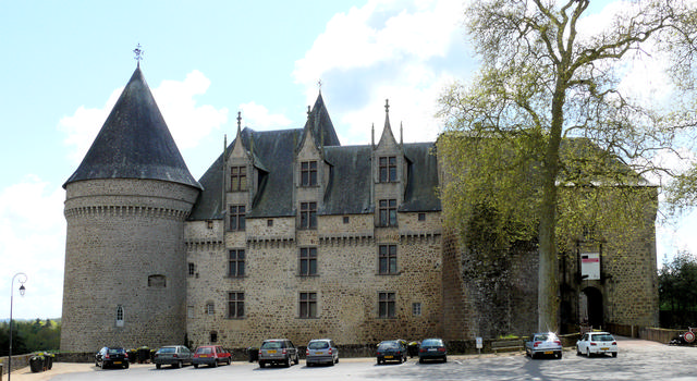 Château de Rochechouart - Aile donnant sur la place de l'Hôtel de ville