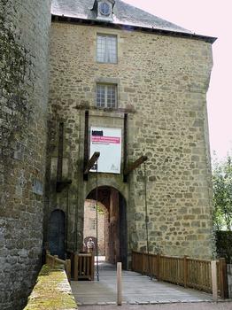 Château de Rochechouart - Aile donnant sur la place de l'Hôtel de ville - Entrée du château avec pont-levis