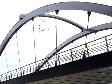 Viaduc ferroviaire du port de Gennevilliers - Un bow string avec ses suspentes et son support de caténaire