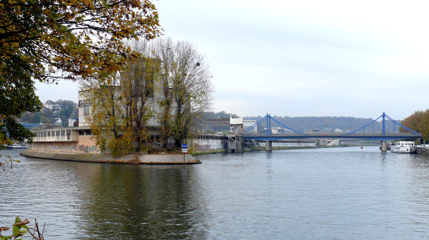 Boulogne-Billancourt - Pont Renault ou Daydé reliant Boulogne-Billancourt à l'île Seguin avec les restes de l'ancienne usine Renault. A gauche, le pont Seibert entre l'île Seguin et Meudon