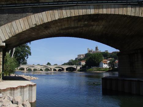 Béziers - Les viaducs sur l'Orb: le pont SNCF au premier plan, le pont Neuf et le pont Vieux au pied de la cathédrale Saint-Nazaire