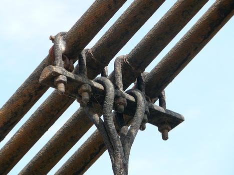 Pézenas - Pont de Pailhès sur l'Hérault - Attache des suspentes en fer forgé sur les câbles de suspension à l'aide d'étriers